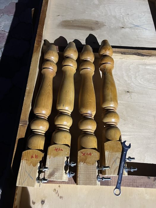 Деревянный стол и стулья