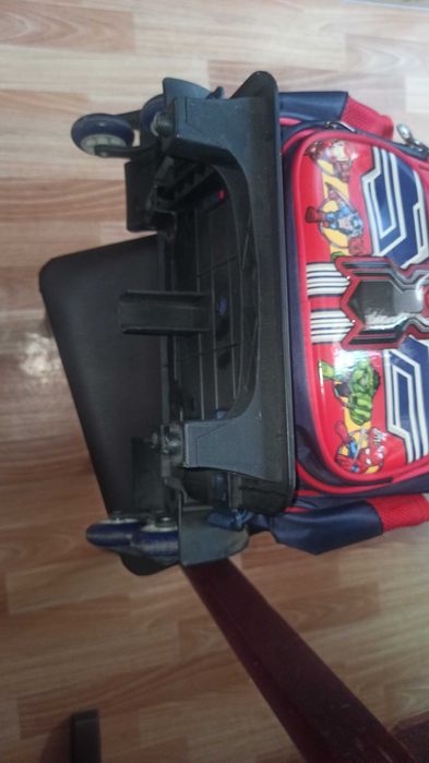 Школьная сумка на колесиках в идеальном состоянии для мальчиков.