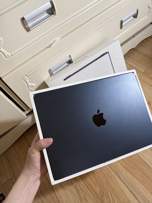 Macbook 13-inch M3/256
