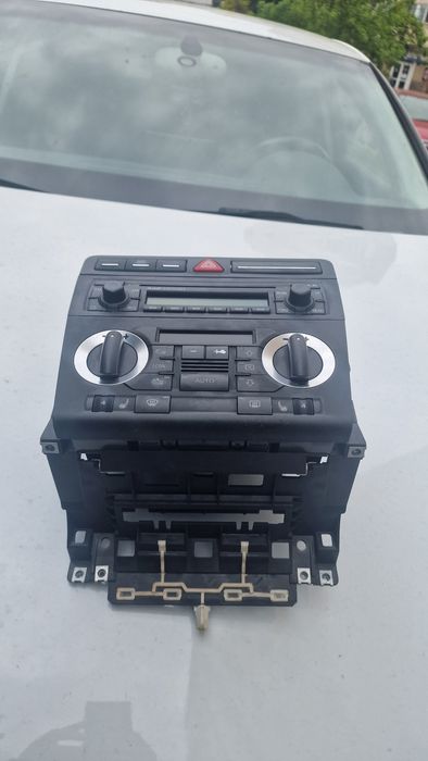 Panou central Audi A3 8p / Climatizare / Audi Concert / Incalzire scaune / Suport pahare