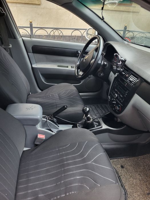 Lasetti 1.8 sotiladi