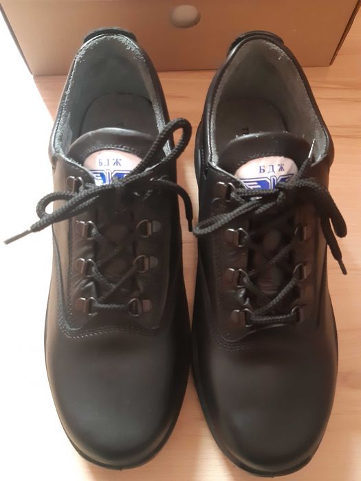 Обувки 1/2-ки, работни, мъжки и чисто нови в кутия