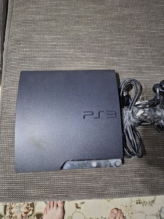Vând Play Station 3 cu 3 controlere și 13 jocuri.