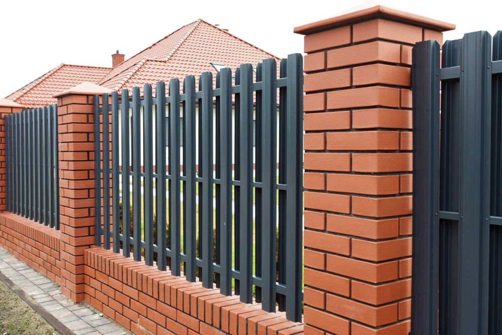 Garduri si porti din panouri stil jaluzele, sipca metalica, tabla cutata, plasa bordurata, fier forjat, BCA sau beton si alte modele disponibile