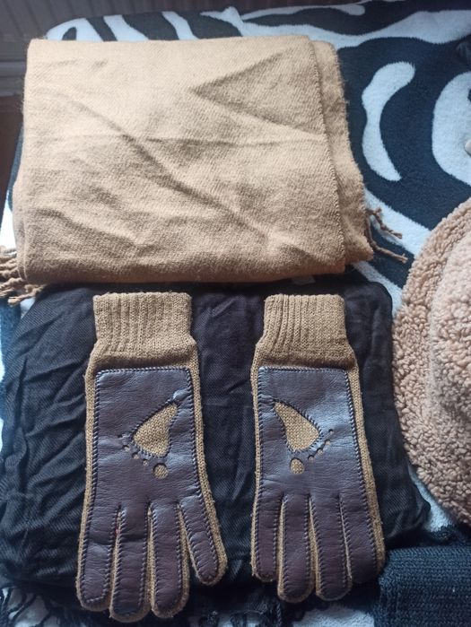 Palarie nepurtata h&m bucket gratuit o eșarfă,mănuși sau fular la aleg