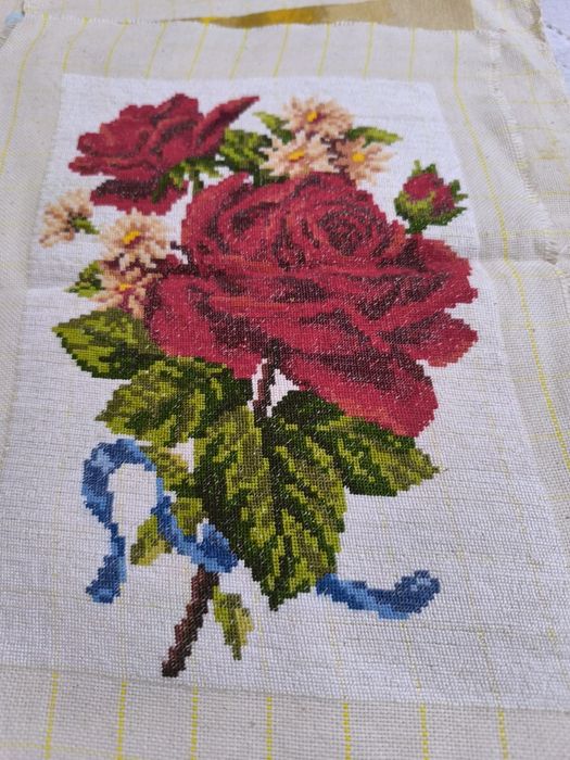 Ръчно ушити гоблени рози и два бели гъгъба