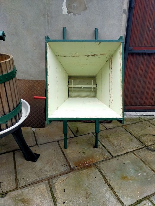 Teasc și zdrobitor struguri