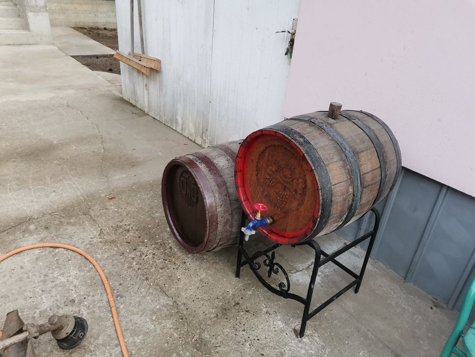 Vând doua butoaie de 50 litri și 100 litri