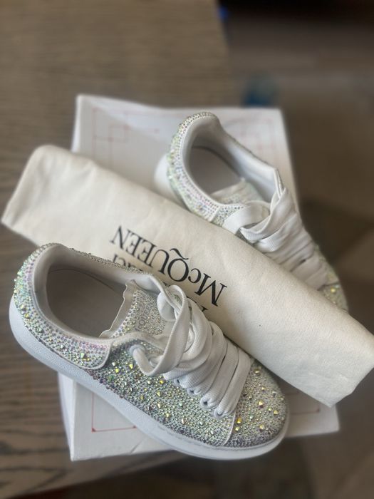 Кецове от ествена кожа с камъни