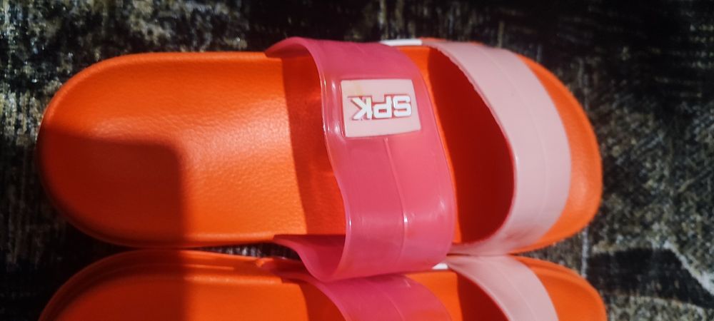 Резиновые шлепки.