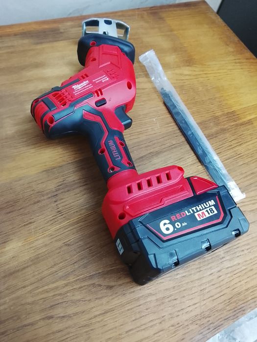Fierăstrău sabie Milwaukee cu o baterie de 6a Nou
