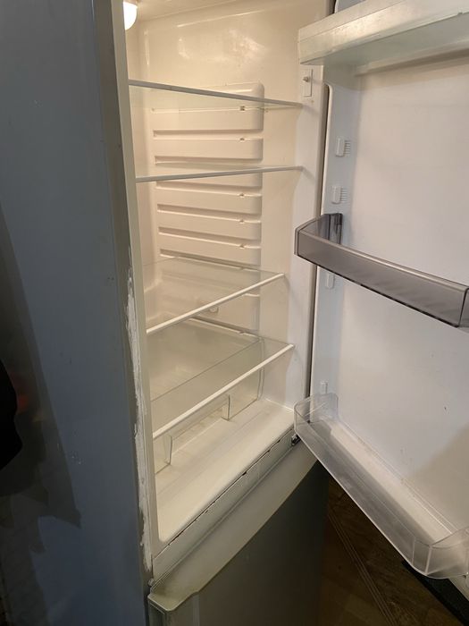 Vand frigider stare foarte buna ( garantie ramasa ) doua luni : f