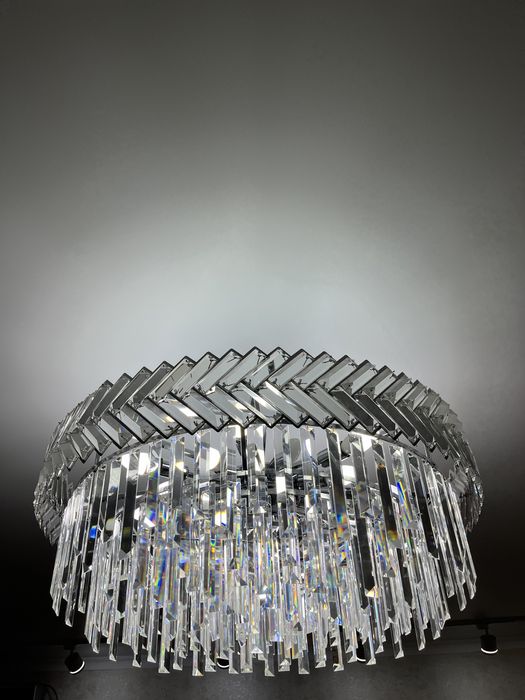 Продам люстру на 35кв/м