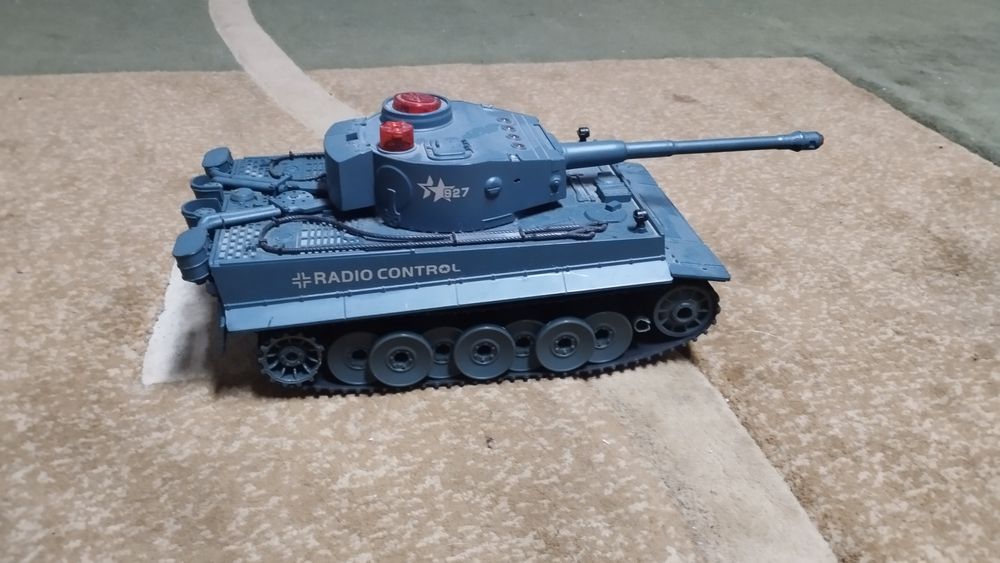 Игрушечный танк - недорого