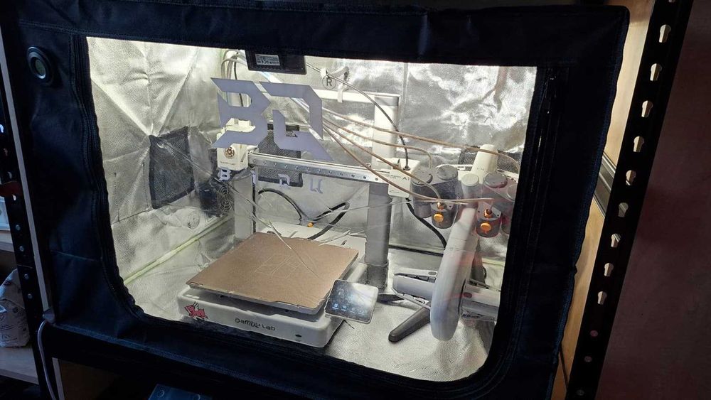 Kit Complet 3D Printing: Bambu Lab A1 Combo + Incintă + Accesorii