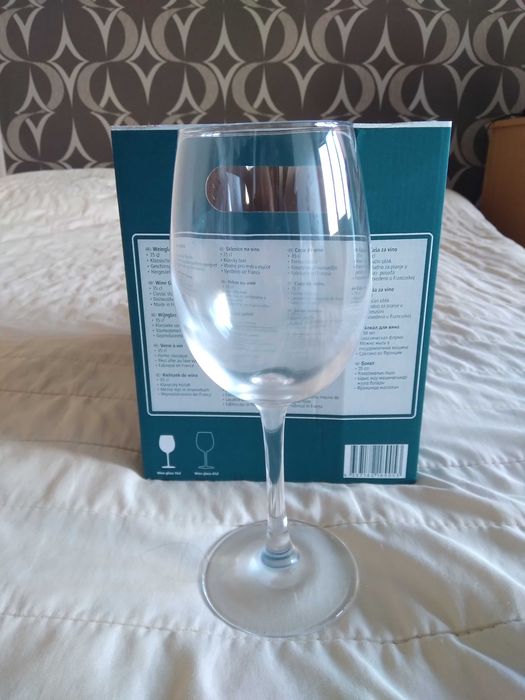 Продавам чаши за вино,производител Франция,6-броя.Чисто нови.