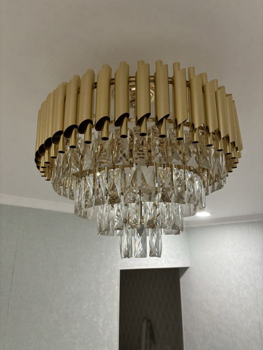 Люстра 8 лампы