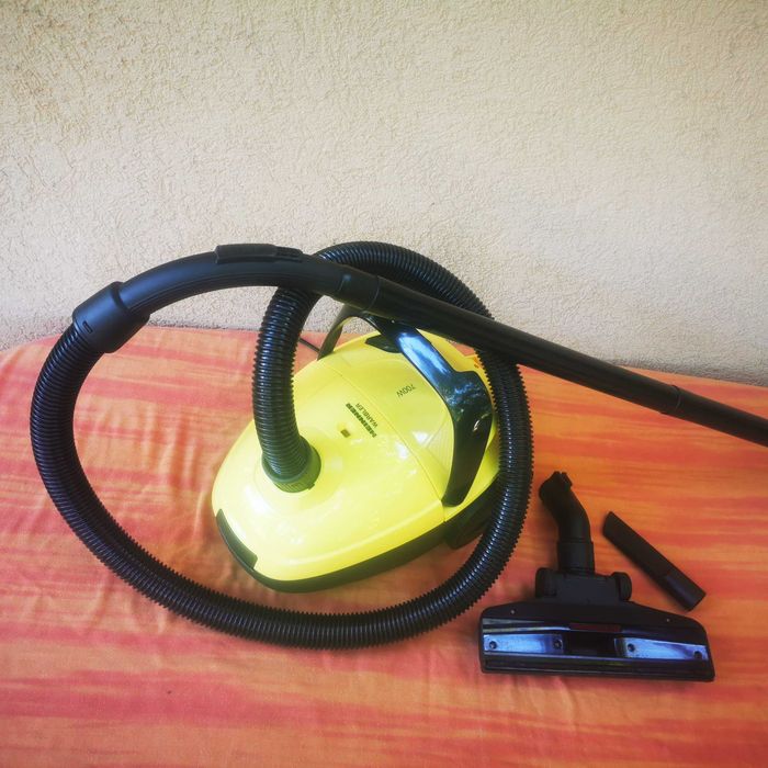 Aspirator Heinner 700W cu sac, filtru HEPA si accesorii