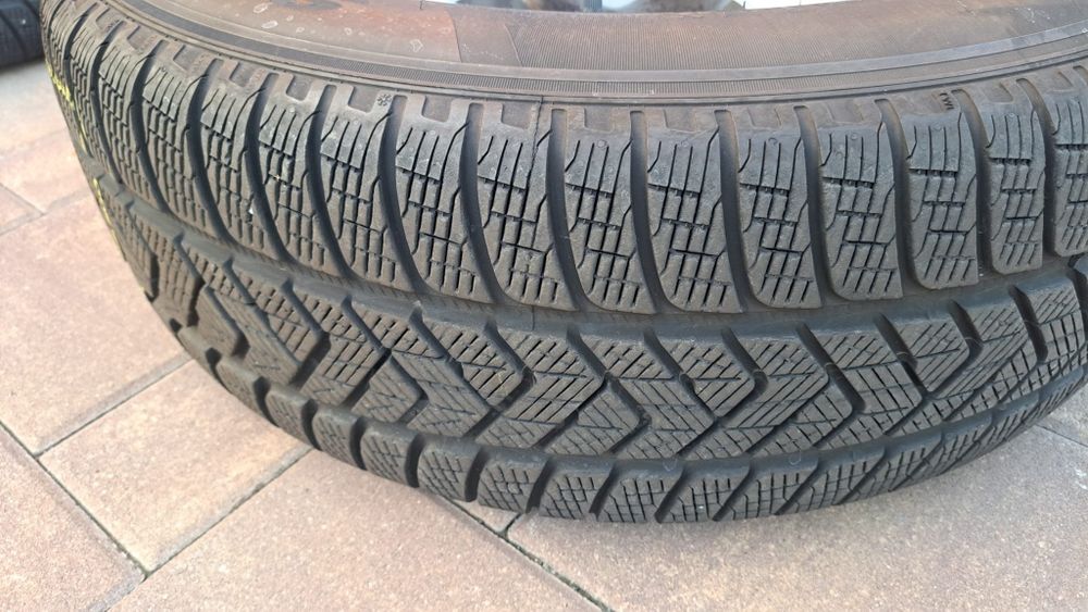 Set jenti cu anvelope iarna Pirelli Renault 235 65 17