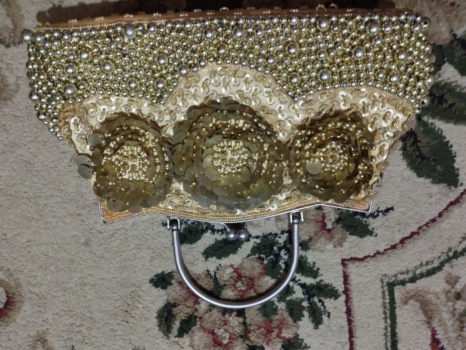 Сумочка-клатч с бусинами в отличном состоянии