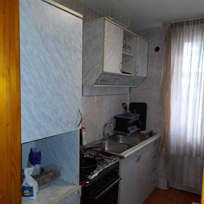 Inchiriez apartament cu 3 camere in zona liceului Petru Rares