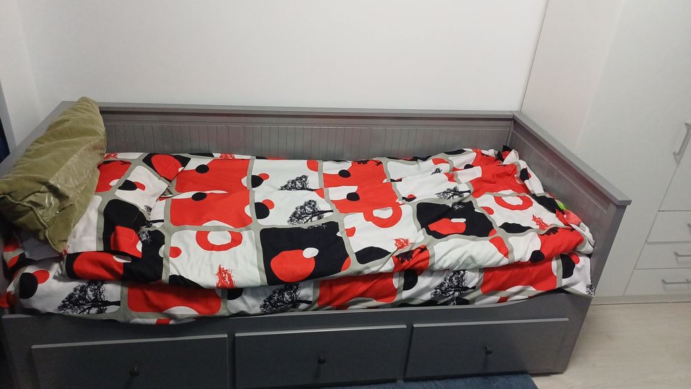 Pat ikea gri cu sertare