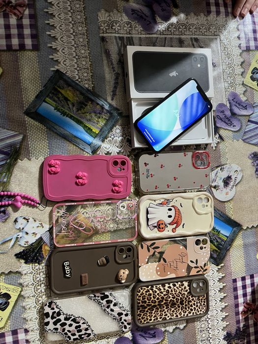 Vand iphone 11 , baterie 75 ,64GB , plus invarcator si 8 huse cadou 800 de lei negociabil
