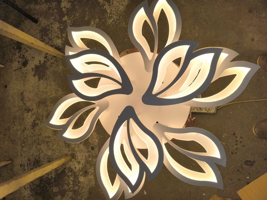 Люстры, светильники.