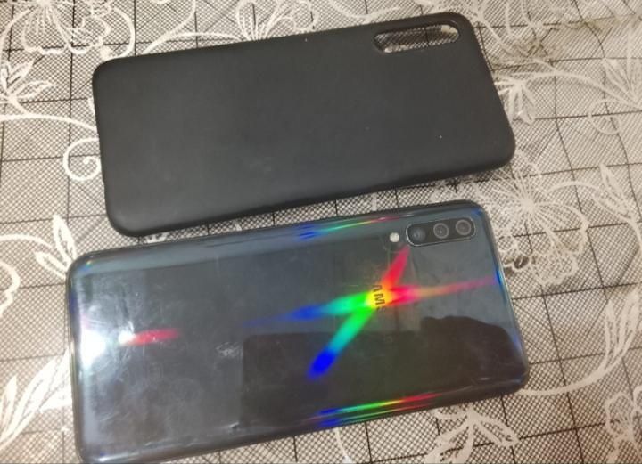 Продам Samsung A50 и redmi 9C