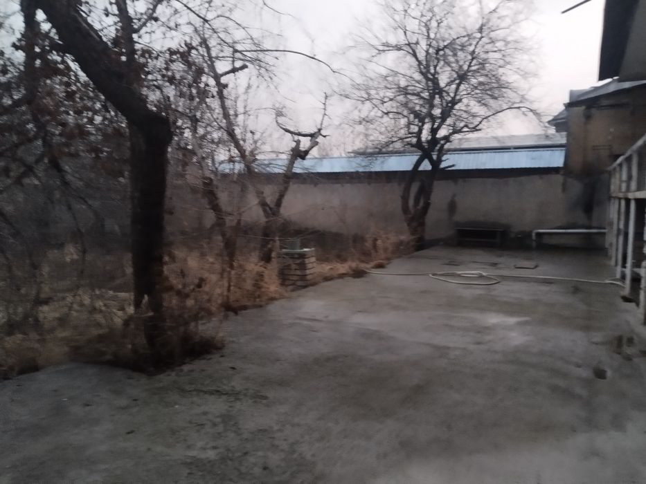 Uy sotiladi, 5 xonali, 1 ta osh xona, 1 ta terassa vanna tualer ichida