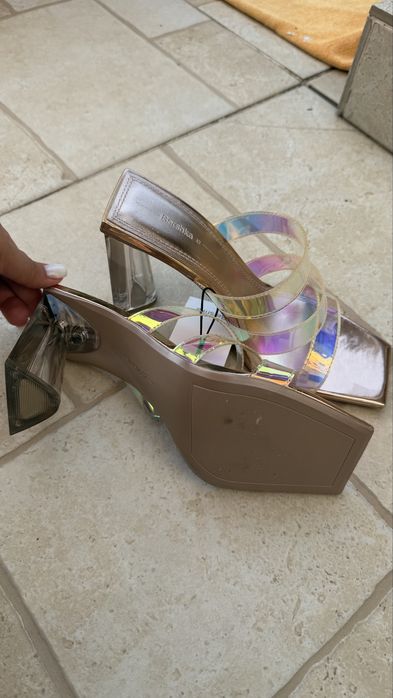 Vand sanda cu toc noi 37 bershka
