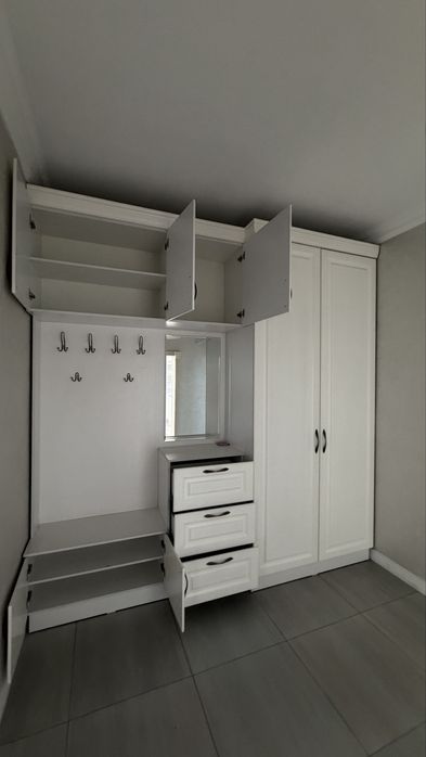 Мебель в прихожую светлая