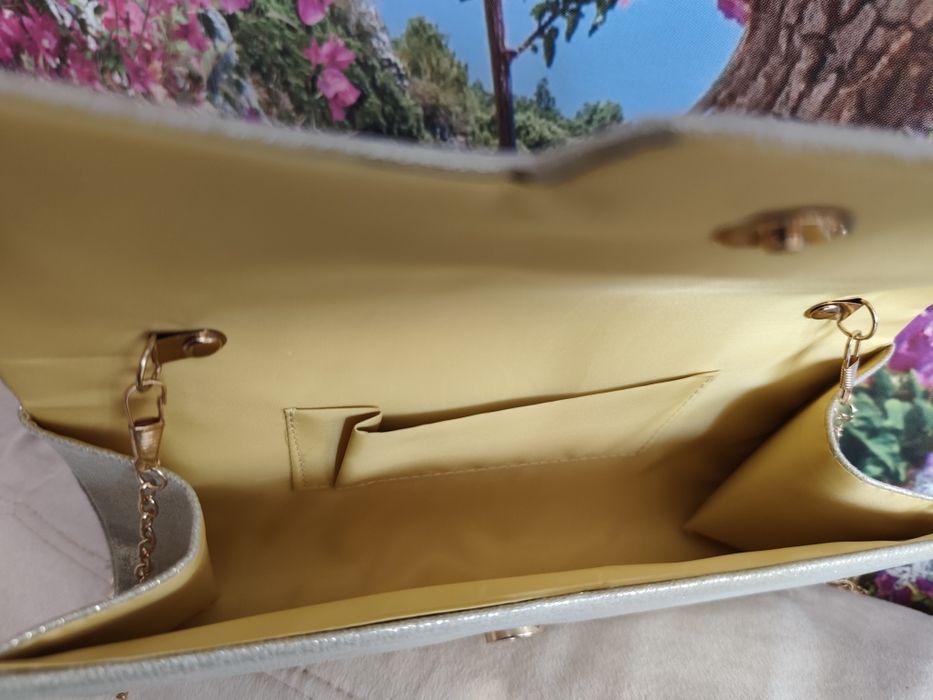 Страхотен комплект от златиста чанта+гривна+гердан