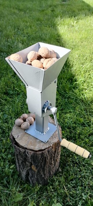 Mașina de spart nuci manuala/la bormasina