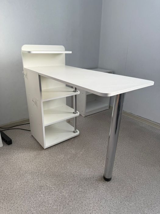 Маникюрный столик