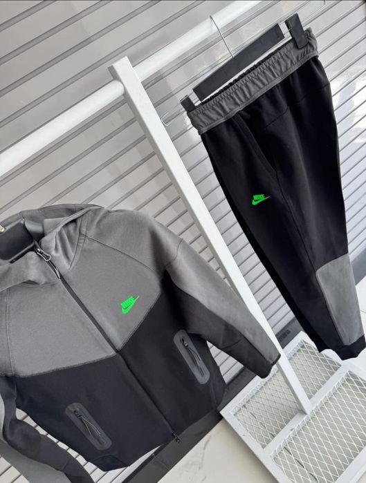 Nike Tech детски екипи намалени с 30%