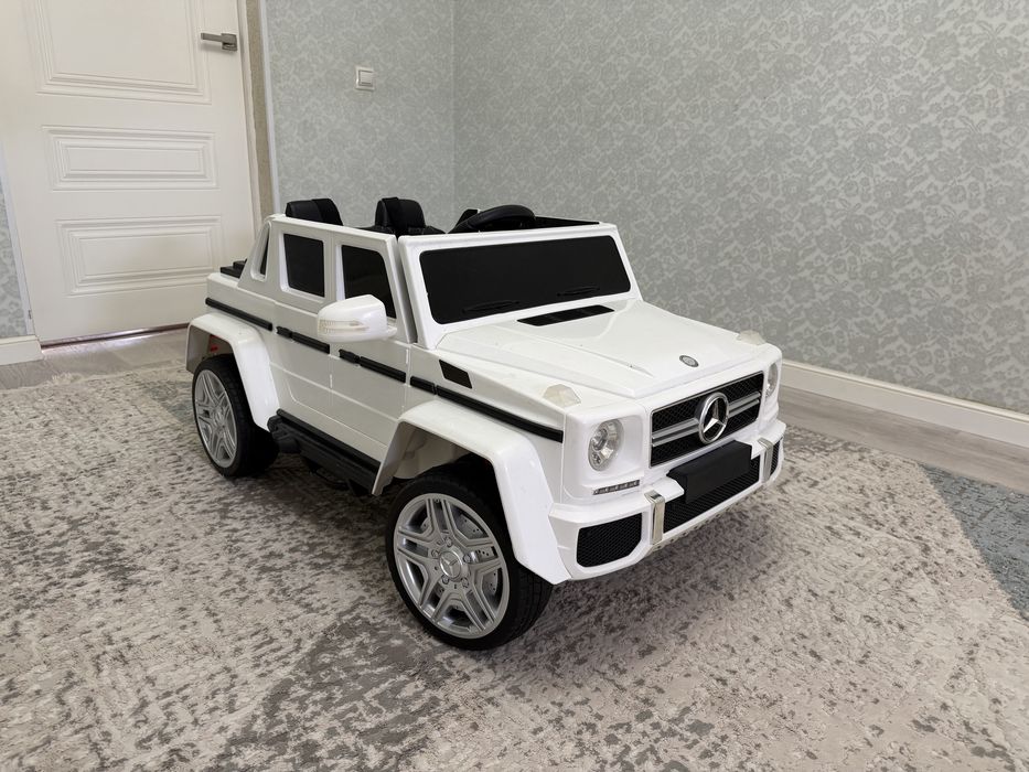 Машина Mersedes Benz игрушечная