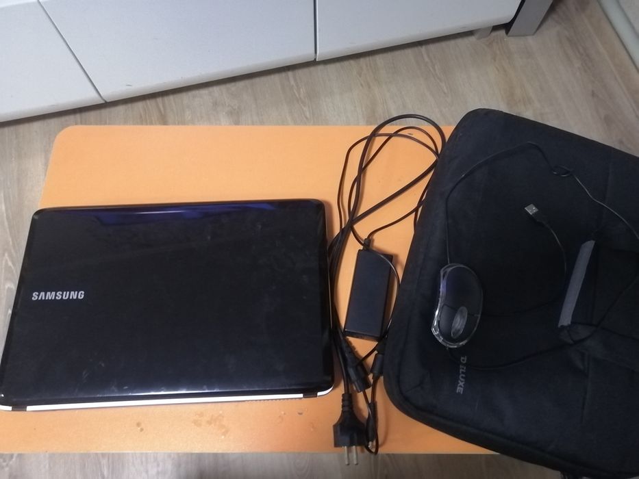 Ноутбук от самсунг, чехол, зарядное устройство и проводная мышка
