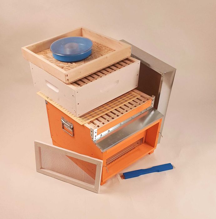 Stup complet cu balconas de 12 rame, Magazie, rame insarmate, hranitor