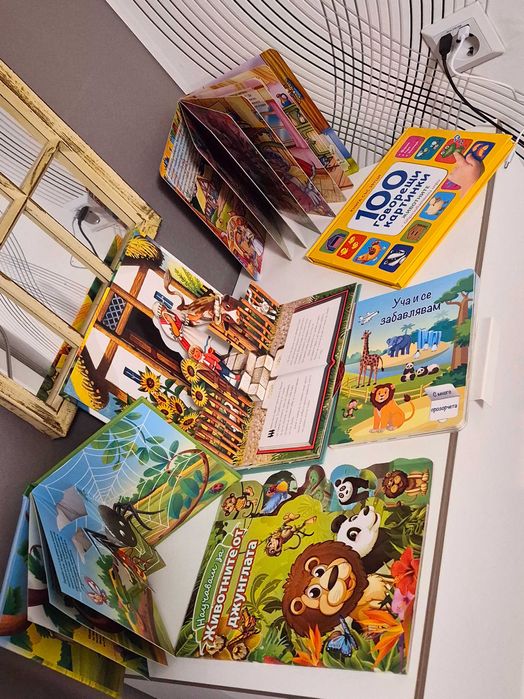 Лот плюшени играчки, книжки, кош за играчки