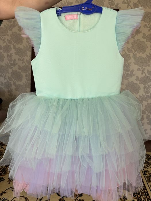 Продам платье для девочки на рост 128 см.