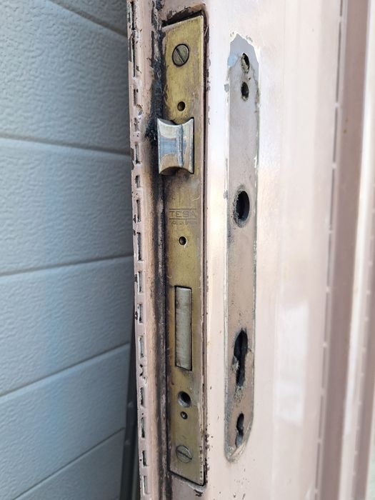 Масивна метална врата с брава и каса