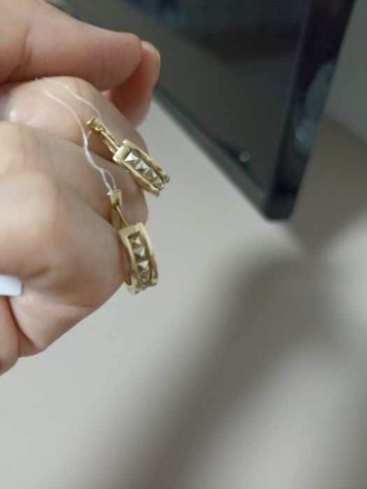 Срочно продам золотые серьги