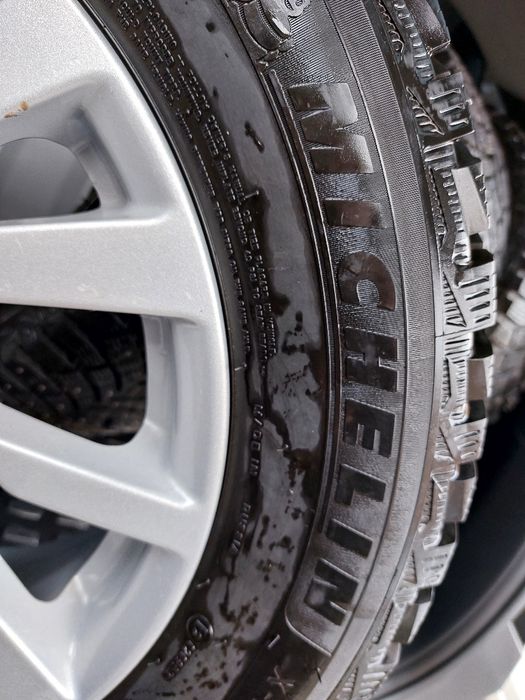 Продам зимние шины шипованные с дисками