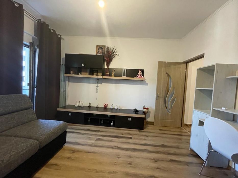 inchiriez apartament cu 2 camere + living