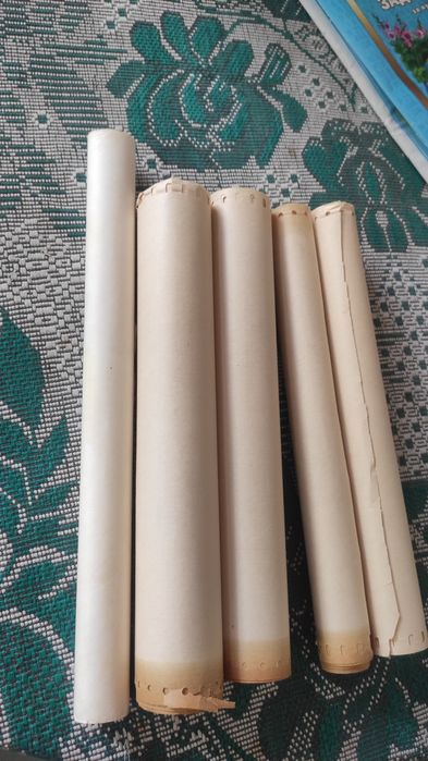 Рулоны бумаги миллиметровка и белая бумага