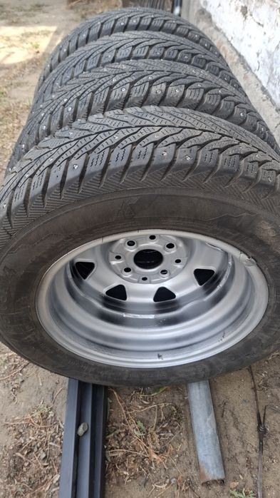 Продам  комплект  зимних  шин  на дисках  R14
