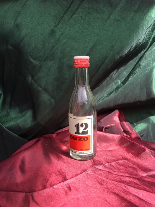 Колекция стъклени бутилчици от алкохол