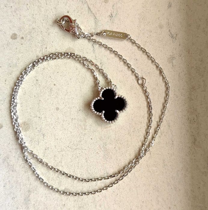 Дамско колие с детелина от черен оникс на Van Cleef & Arpels VCA