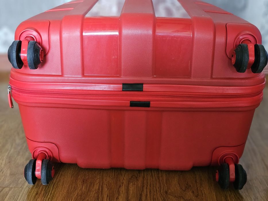 Чемодан дорожный